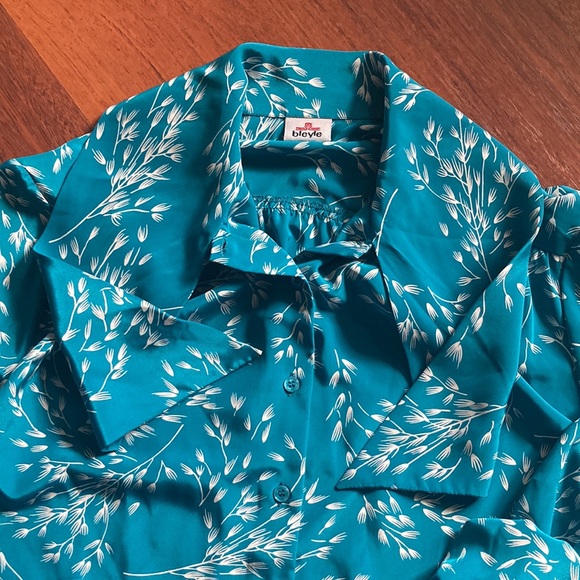 Silky Teal Vintage Blouse. - Picture 2 of 8